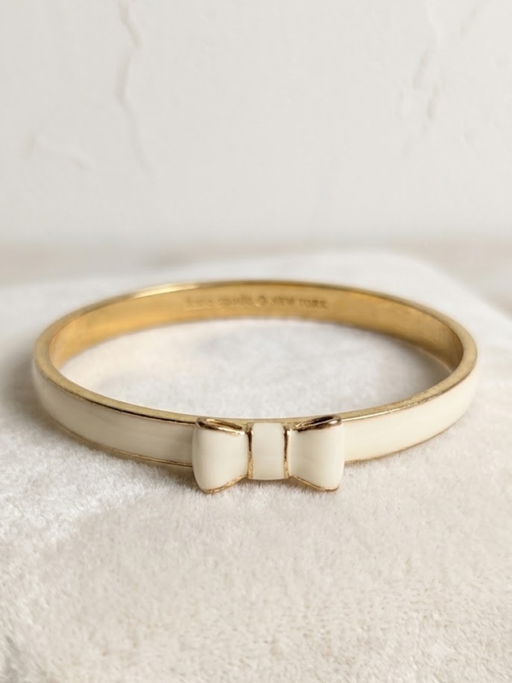 Kate Spade Cream Gold Enamel Bow Bangle Bracelet Romantic Coquettecore - Picture 1 of 13